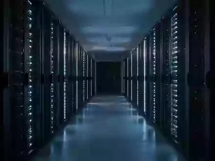 Ein dunkler Serverraum mit langen Reihen von Server-Racks in einem modernen Rechenzentrum. - Foto: über boerse-global.de