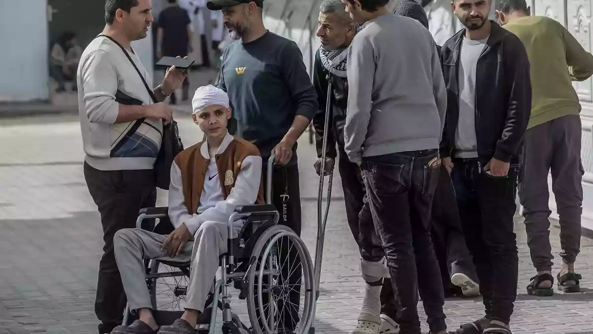 Das Foto zeigt Ahmed auf dem Gelände des Krankenhauses des Roten Halbmondes im Gazastreifen im Februar 2026. Lange habe er sich um die Evakuierung seines Sohnes bemüht. Es sei eine sehr schwierige Zeit gewesen, sagt Ahmeds Vater. - Bild: Abed Rahim Khatib/dpa