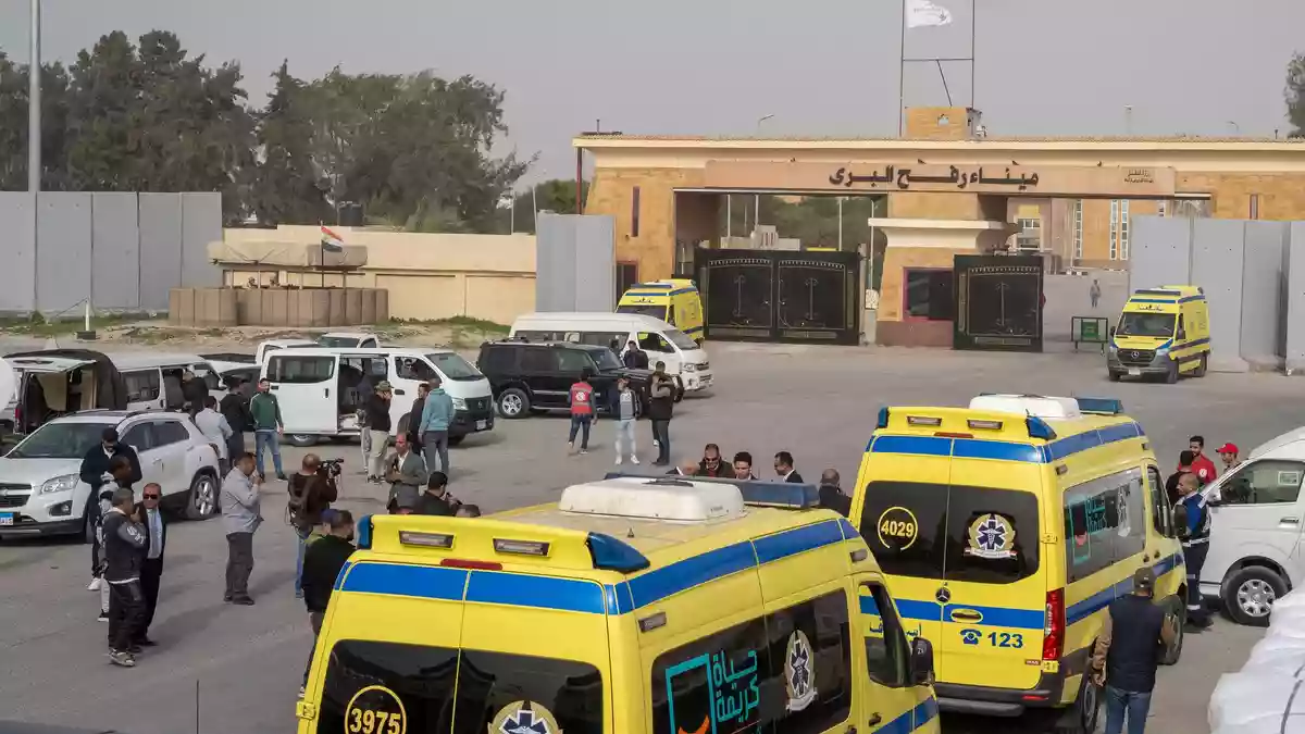 Krankenwagen stehen auf der ägyptischen Seite des Grenzübergangs Rafah zum Gazastreifen. - Bild: Mohammed Arafat/AP/dpa