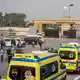 Krankenwagen stehen auf der ägyptischen Seite des Grenzübergangs Rafah zum Gazastreifen. - Bild: Mohammed Arafat/AP/dpa