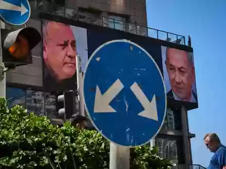Werbung in Israel, auf der der israelische Ministerpräsident Benjamin Netanjahu (r) und sein wichtigster Rivale bei der Parlamentswahl am 27. Oktober, Gadi Eisenkot, zu sehen ist. (Archivbild) - Foto: Oded Balilty/AP/dpa