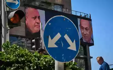 Werbung in Israel, auf der der israelische Ministerpräsident Benjamin Netanjahu (r) und sein wichtigster Rivale bei der Parlamentswahl am 27. Oktober, Gadi Eisenkot, zu sehen ist. (Archivbild) - Foto: Oded Balilty/AP/dpa