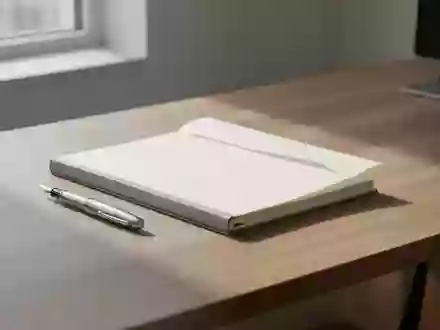 Ein minimalistischer Holzschreibtisch mit einem Füllfederhalter und einem leeren Notizbuch in natürlichem Licht. - Foto: über boerse-global.de