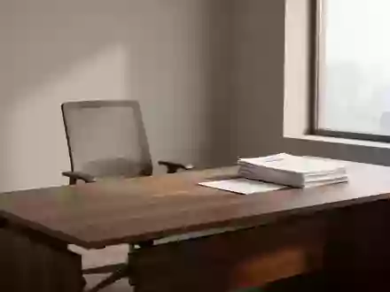 Ein minimalistisches, helles Büro mit einem leeren Schreibtisch und Dokumenten, das eine Atmosphäre rechtlicher Klärung vermittelt. - Foto: über boerse-global.de