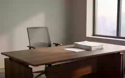 Ein minimalistisches, helles Büro mit einem leeren Schreibtisch und Dokumenten, das eine Atmosphäre rechtlicher Klärung vermittelt. - Foto: über boerse-global.de