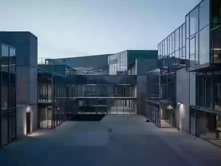 Moderne Industriearchitektur mit klaren geometrischen Strukturen bei Dämmerlicht. - Foto: über boerse-global.de