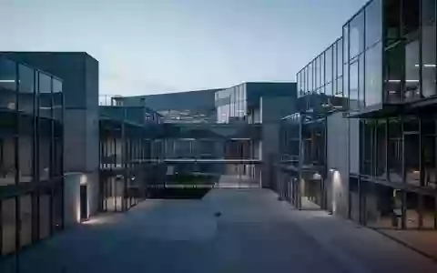 Moderne Industriearchitektur mit klaren geometrischen Strukturen bei Dämmerlicht. - Foto: über boerse-global.de