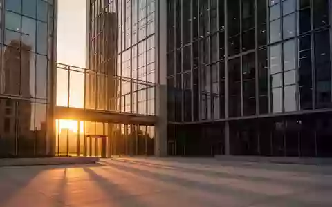 Moderne Glasarchitektur eines Finanzgebäudes in der Abenddämmerung bei goldenem Licht. - Foto: über boerse-global.de