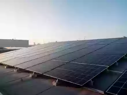 Moderne Photovoltaikanlage auf einem Flachdach bei hellem Tageslicht als Symbol für nachhaltige Energieversorgung. - Foto: über boerse-global.de