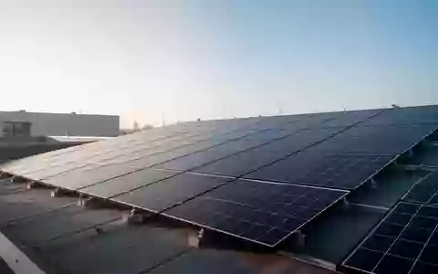 Moderne Photovoltaikanlage auf einem Flachdach bei hellem Tageslicht als Symbol für nachhaltige Energieversorgung. - Foto: über boerse-global.de
