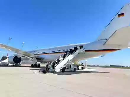 Sowohl Merz als auch Steinmeier werden heute in solche Flugzeuge steigen. (Archivfoto) - Foto: Michael Kappeler/dpa