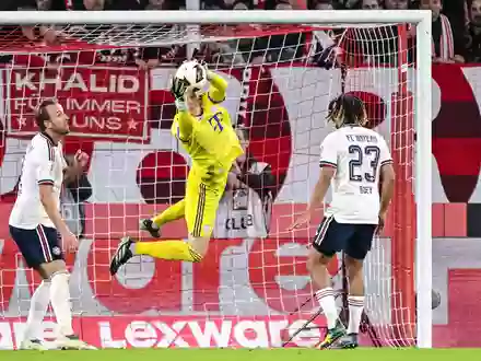 Starke Paraden: Neuer-Vertreter Jonas Urbig hielt den Bayern-Sieg fest. - Foto: Harry Langer/dpa