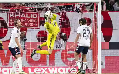 Starke Paraden: Neuer-Vertreter Jonas Urbig hielt den Bayern-Sieg fest. - Foto: Harry Langer/dpa