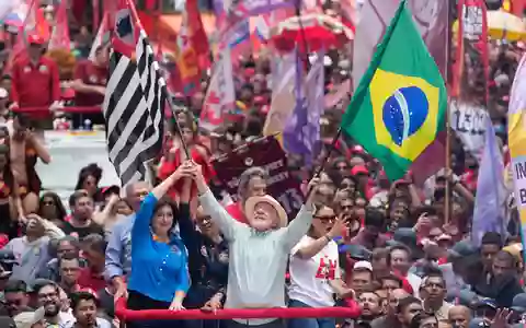 Der Linkspolitiker Lula wurde zum Sieger der Präsidentenwahl erklärt. - Foto: Andre Penner/AP/dpa