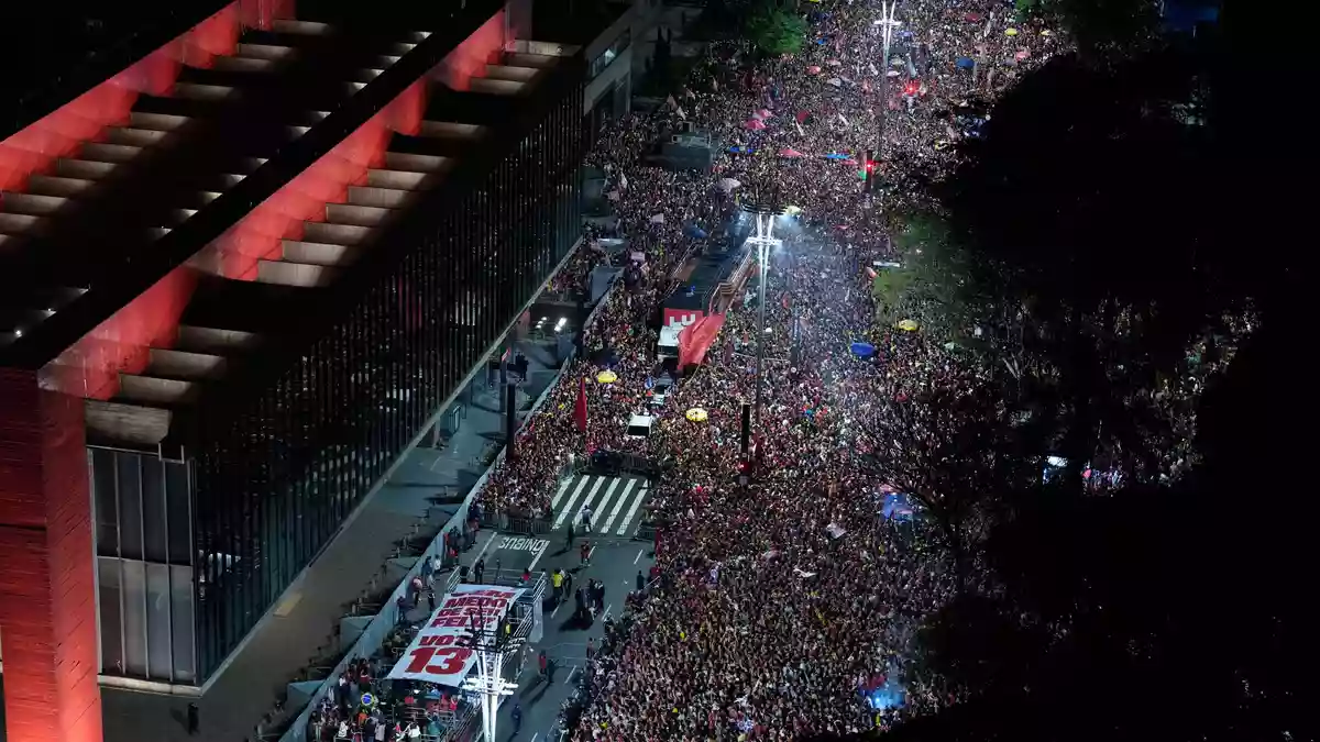 Anhänger Lulas feierten auf der Avenida Paulista in São Paulo. - Bild: Andre Penner/AP/dpa