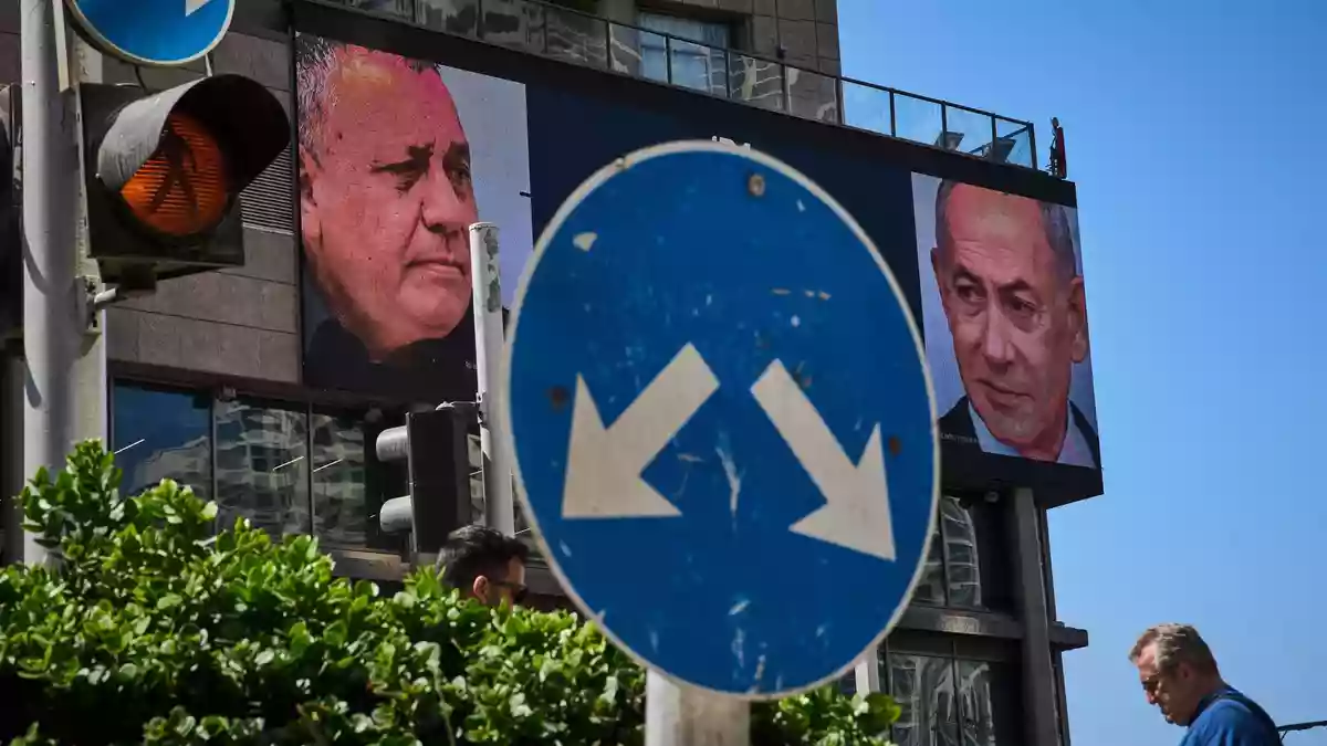 Werbung in Israel, auf der der israelische Ministerpräsident Benjamin Netanjahu (r) und sein wichtigster Rivale bei der Parlamentswahl am 27. Oktober, Gadi Eisenkot, zu sehen ist. (Archivbild) - Bild: Oded Balilty/AP/dpa
