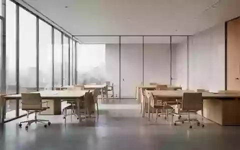 Ein minimalistisches, leeres Büro mit modernen Möbeln und hellem Tageslicht. - Foto: über boerse-global.de