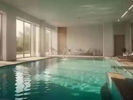 Ein helles, ruhiges Bewegungsbad mit klarem Wasser und minimalistischer Architektur zur physiotherapeutischen Nutzung. - Foto: ĂĽber boerse-global.de