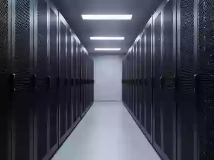 Ein moderner, leerer Serverraum mit dunklen Metall-Serverracks in einer ruhigen, minimalistischen Umgebung. - Foto: über boerse-global.de