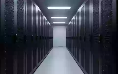 Ein moderner, leerer Serverraum mit dunklen Metall-Serverracks in einer ruhigen, minimalistischen Umgebung. - Foto: über boerse-global.de
