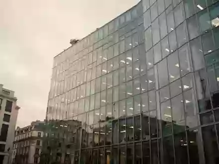 Moderne Glasfassade eines Bürogebäudes in einem europäischen Finanzviertel bei bewölktem Himmel. - Foto: über boerse-global.de