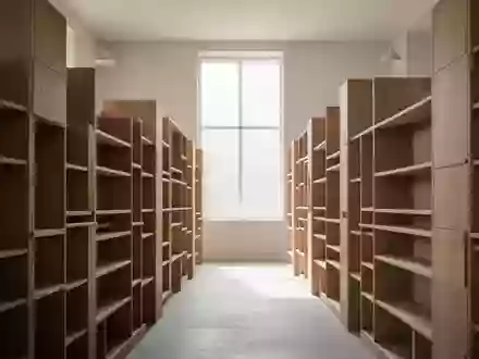 Leere Holzregale in einer minimalistischen Bibliothek mit natürlichem Lichteinfall. - Foto: über boerse-global.de