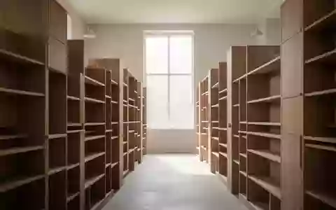 Leere Holzregale in einer minimalistischen Bibliothek mit natürlichem Lichteinfall. - Foto: über boerse-global.de