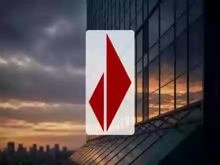 Modernes Bankgebäude vor dramatischem Abendhimmel, symbolisiert finanzielle und rechtliche Anspannung. - Foto: über boerse-global.de