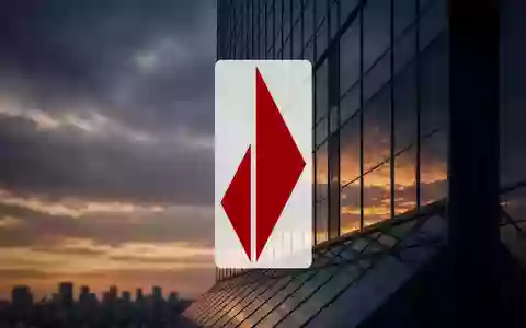 Modernes Bankgebäude vor dramatischem Abendhimmel, symbolisiert finanzielle und rechtliche Anspannung. - Foto: über boerse-global.de