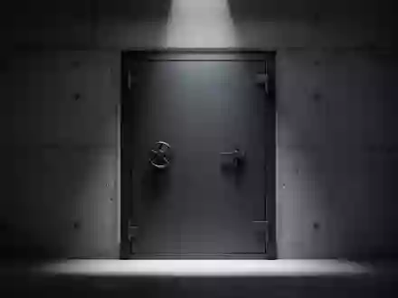 Eine schwere, leere Sicherheitstresortür aus Metall in einer Betonwand, die physische Sicherheit und Isolation symbolisiert. - Foto: über boerse-global.de