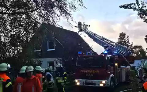 FW-ROW: Wohnhaus in Byhusen in Vollbrand - niemand verletzt - Foto: presseportal.de