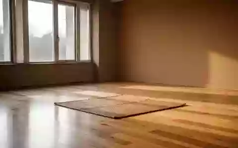 Ein minimalistisch gestalteter, lichtdurchfluteter Raum mit einer Yogamatte auf einem Holzboden in ruhiger Atmosphäre. - Foto: über boerse-global.de