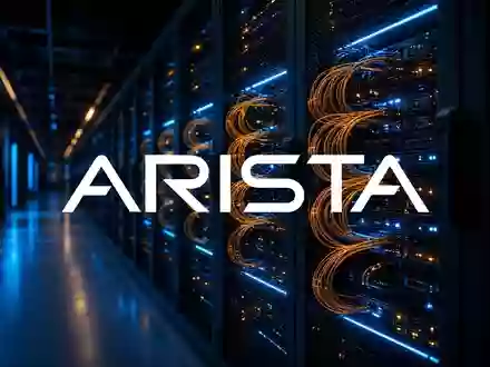 Abstrakte Darstellung von Glasfaserkabeln und Netzwerk-Infrastruktur in einem dunklen, technologischen Umfeld. - Foto: über boerse-global.de
