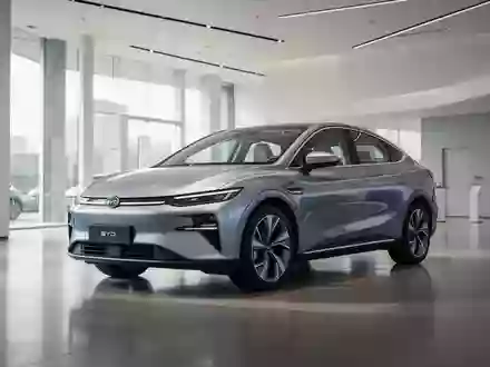 Ein modernes Elektroauto von BYD in einem hellen, minimalistischen Autohaus. - Foto: über boerse-global.de