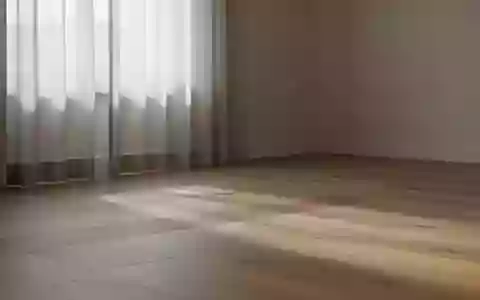 Ein minimalistischer, ruhiger Raum mit sanftem Tageslichteinfall, der eine Atmosphäre der Entspannung vermittelt. - Foto: über boerse-global.de