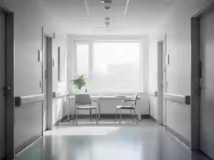 Ein minimalistischer, heller Behandlungsraum in einem Krankenhaus mit Tageslichteinfall. - Foto: über boerse-global.de