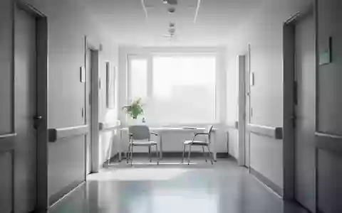 Ein minimalistischer, heller Behandlungsraum in einem Krankenhaus mit Tageslichteinfall. - Foto: über boerse-global.de