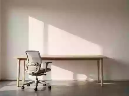 Minimalistischer, heller Arbeitsplatz mit Holztisch und Stuhl in einem sonnendurchfluteten Raum. - Foto: über boerse-global.de