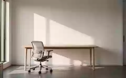 Minimalistischer, heller Arbeitsplatz mit Holztisch und Stuhl in einem sonnendurchfluteten Raum. - Foto: über boerse-global.de