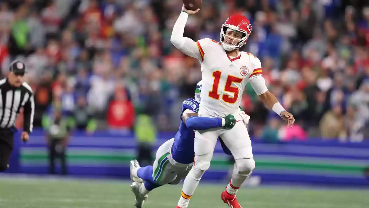 Quarterback-Star Patrick Mahomes hatte gegen Seattle einen schweren Stand. - Bild: Kevin Ng/FR172278 AP/AP/dpa