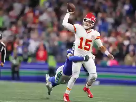 Quarterback-Star Patrick Mahomes hatte gegen Seattle einen schweren Stand. - Foto: Kevin Ng/FR172278 AP/AP/dpa