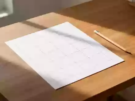 Ein minimalistischer Schreibtisch mit einem leeren, quadratischen Raster auf einem Blatt Papier und einem Holzstift. - Foto: über boerse-global.de