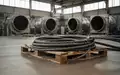 Nahaufnahme von Stahlseilen auf einer Holzpalette in einer Industriehalle mit Fokus auf Materialstruktur und Arbeitssicherheit - Foto: über boerse-global.de