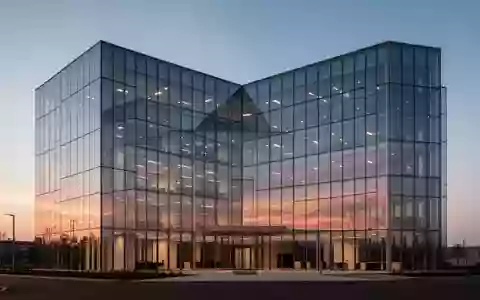 Modernes Bürogebäude in der Abenddämmerung mit klaren architektonischen Linien und Glasfassade. - Foto: über boerse-global.de