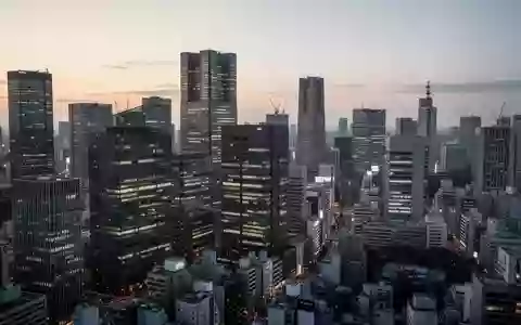 Blick auf die moderne Skyline von Tokio bei Dämmerung mit zahlreichen Bürogebäuden. - Foto: über boerse-global.de