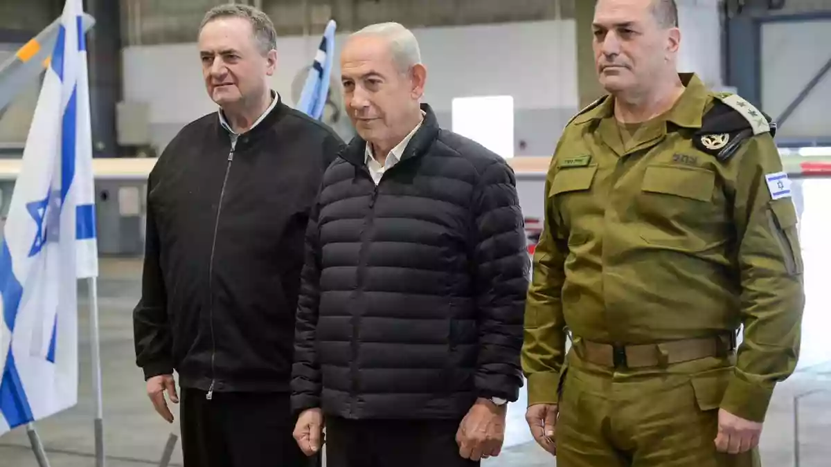 Der israelische Ministerpräsident Benjamin Netanjahu (M) besucht den Luftwaffenstützpunkt Palmachim in Begleitung des israelischen Verteidigungsministers Israel Katz (l) und des Generalstabschefs der IDF, Generalleutnant Ejal Zamir. (Archivbild) - Bild: Maayan Toaf/Israel Gpo/ZUMA Press Wire/dpa
