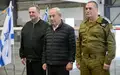 Der israelische Ministerpräsident Benjamin Netanjahu (M) besucht den Luftwaffenstützpunkt Palmachim in Begleitung des israelischen Verteidigungsministers Israel Katz (l) und des Generalstabschefs der IDF, Generalleutnant Ejal Zamir. (Archivbild) - Foto: Maayan Toaf/Israel Gpo/ZUMA Press Wire/dpa