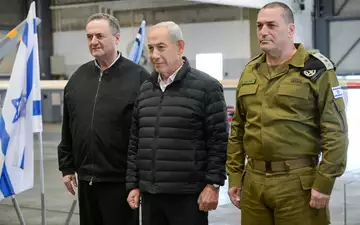 Der israelische Ministerpräsident Benjamin Netanjahu (M) besucht den Luftwaffenstützpunkt Palmachim in Begleitung des israelischen Verteidigungsministers Israel Katz (l) und des Generalstabschefs der IDF, Generalleutnant Ejal Zamir. (Archivbild) - Foto: Maayan Toaf/Israel Gpo/ZUMA Press Wire/dpa