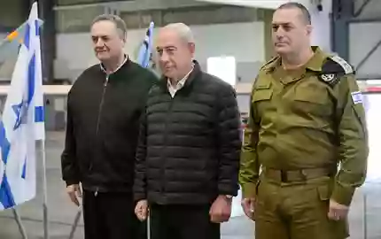 Der israelische Ministerpräsident Benjamin Netanjahu (M) besucht den Luftwaffenstützpunkt Palmachim in Begleitung des israelischen Verteidigungsministers Israel Katz (l) und des Generalstabschefs der IDF, Generalleutnant Ejal Zamir. (Archivbild) - Foto: Maayan Toaf/Israel Gpo/ZUMA Press Wire/dpa