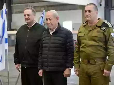 Der israelische Ministerpräsident Benjamin Netanjahu (M) besucht den Luftwaffenstützpunkt Palmachim in Begleitung des israelischen Verteidigungsministers Israel Katz (l) und des Generalstabschefs der IDF, Generalleutnant Ejal Zamir. (Archivbild) - Foto: Maayan Toaf/Israel Gpo/ZUMA Press Wire/dpa